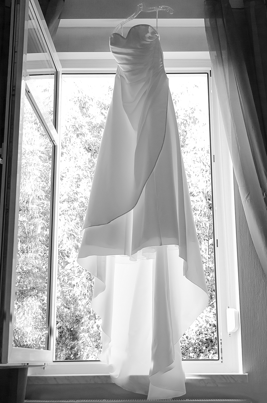 Brautkleid im Fenster
